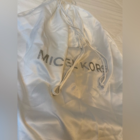 Michael Kors Uptown Astor Black Gold Studded Leather Carryall Large Tote Bag - Picture 9 of 9